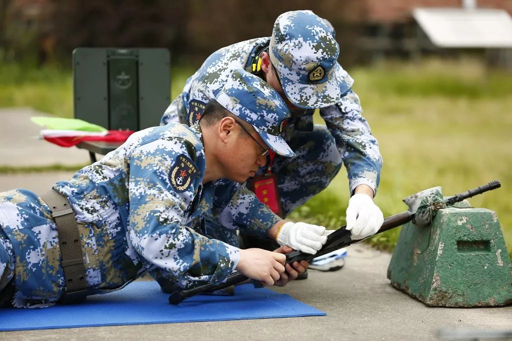 雨中行军实弹打靶这就是海军雷达兵