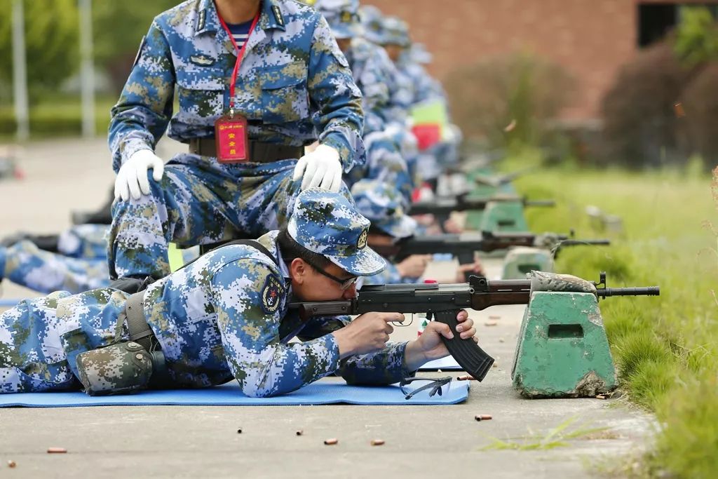 雨中行军,实弹打靶,这就是海军雷达兵