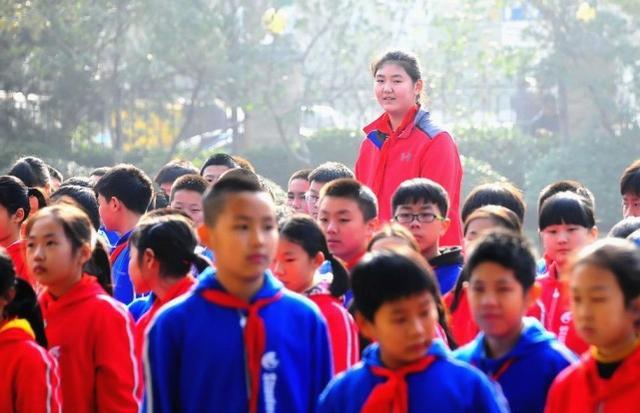 山东出现"女版姚明"!小学身高达到2米1,成全国最高小学生?