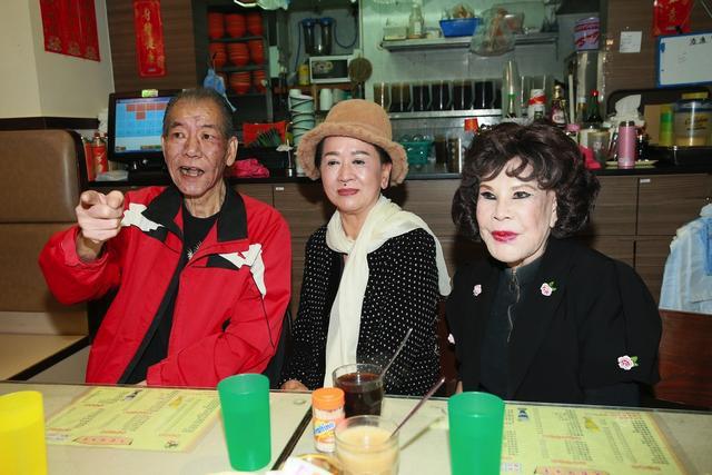新马师曾74岁遗孀洪金梅入院仅两子女到场一家人为争产亲情淡薄