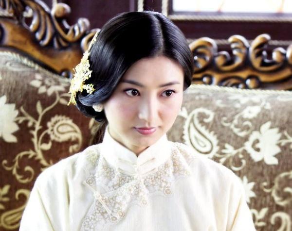 2006年斓曦首次进入演艺圈拍戏,参演了电视剧《候机大厅》.