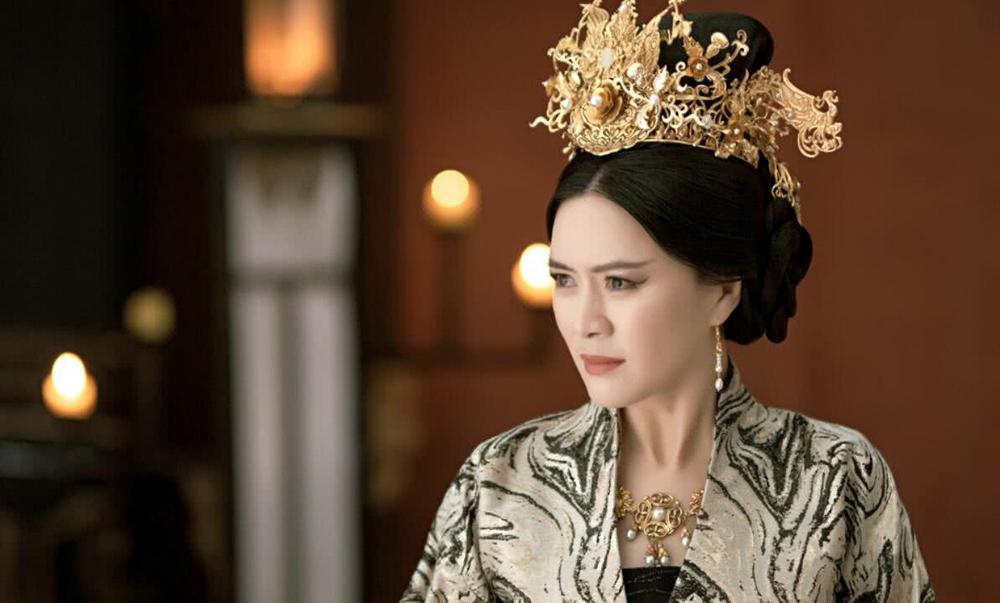 《白发》开播即"霸屏" 太后田海蓉霸气行走