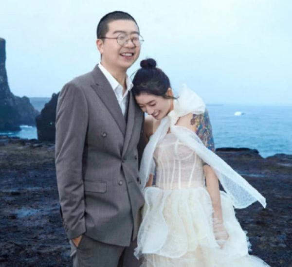 李诞也是在结婚自曝自己已经结婚了,虽然是公众人物但是也是没有隐瞒