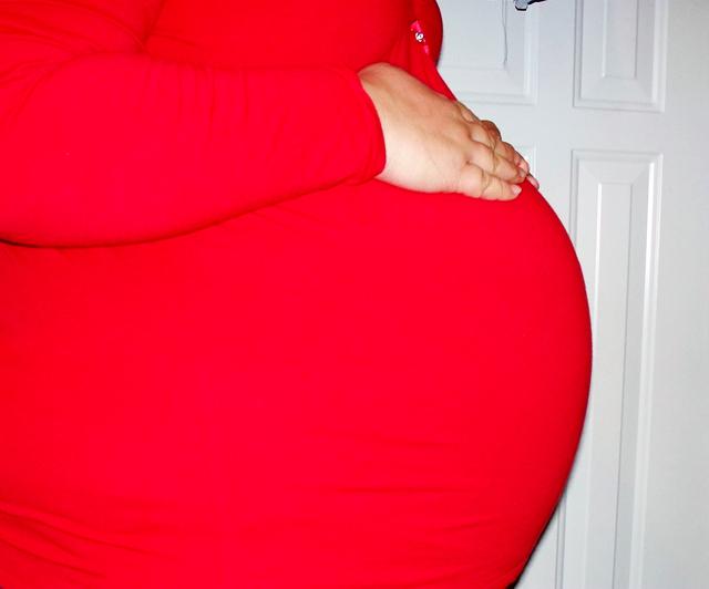 孕妇肚子大除了和胎儿大小有关其他几个因素也要知道