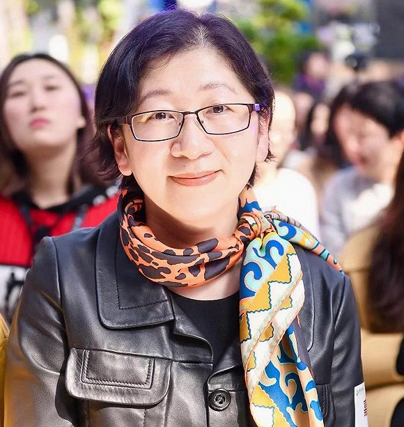 浛颖,网络文学黄金十年的见证者,从业十多年来,发掘了匪我思存,明晓溪