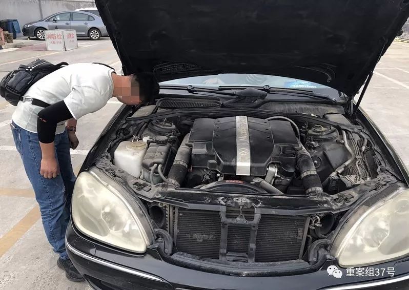 ▲5月8日,人人车的线下评估师在对车辆进行检测。 新京报记者 刘经宇 摄