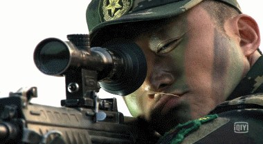 撒贝宁问王牌狙击手:被瞄准后跑s线还是直线?回答令人意外!|轻武专栏