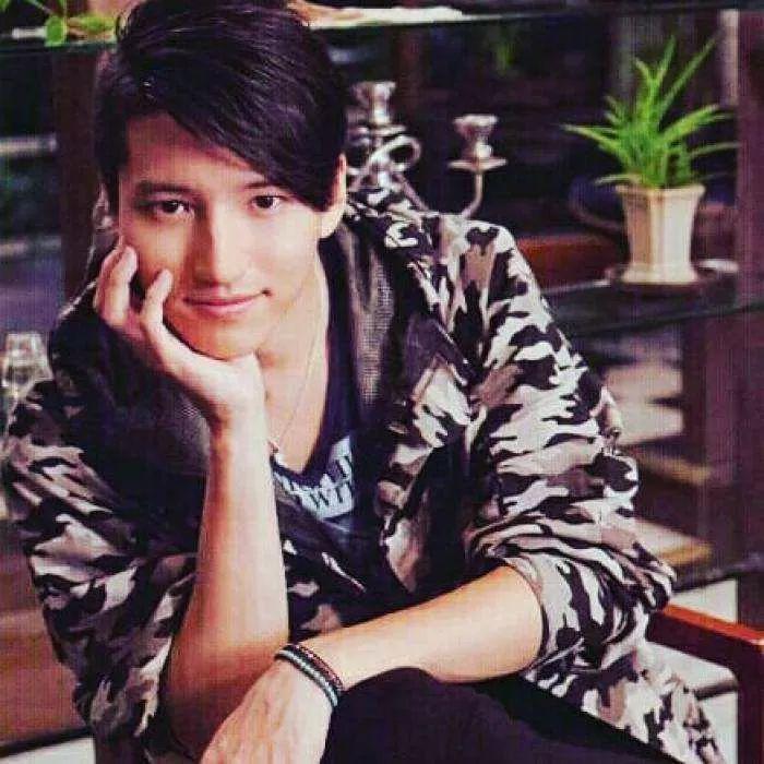 被中国观众熟悉,他在剧中饰演了给古美门进行各种秘密调查的加贺兰丸