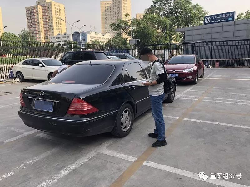 ▲人人车线下评估师将车辆信息上传到平台。 新京报记者 刘经宇 摄