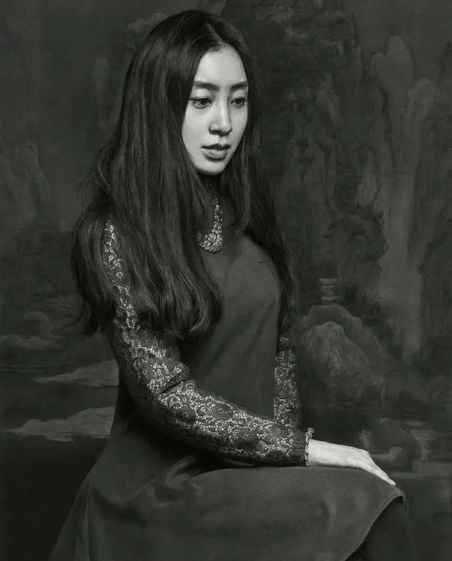 宛如黑白照片的超写实人物素描绘画,这也太逼真了!