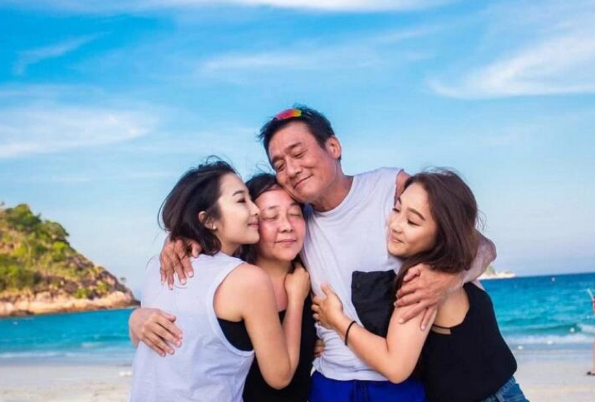 老婆海边亲吻,结婚32年恩爱如初羡煞旁人|情人|梁家辉|江嘉年_新浪