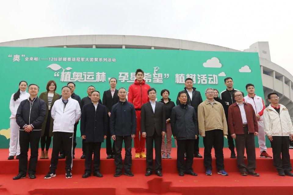 45岁的他两夺奥运金牌,已官职副厅级,妻子是空姐,身体依然强壮|占旭刚