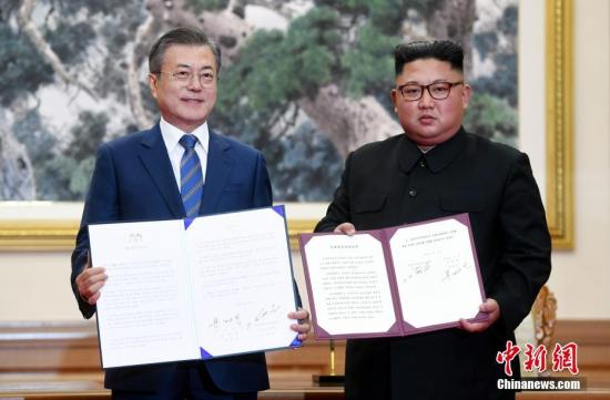 资料图：2018年9月19日，韩国总统文在寅与朝鲜国务委员会委员长金正恩在平壤签署《9月平壤共同宣言》。 平壤联合采访团供图