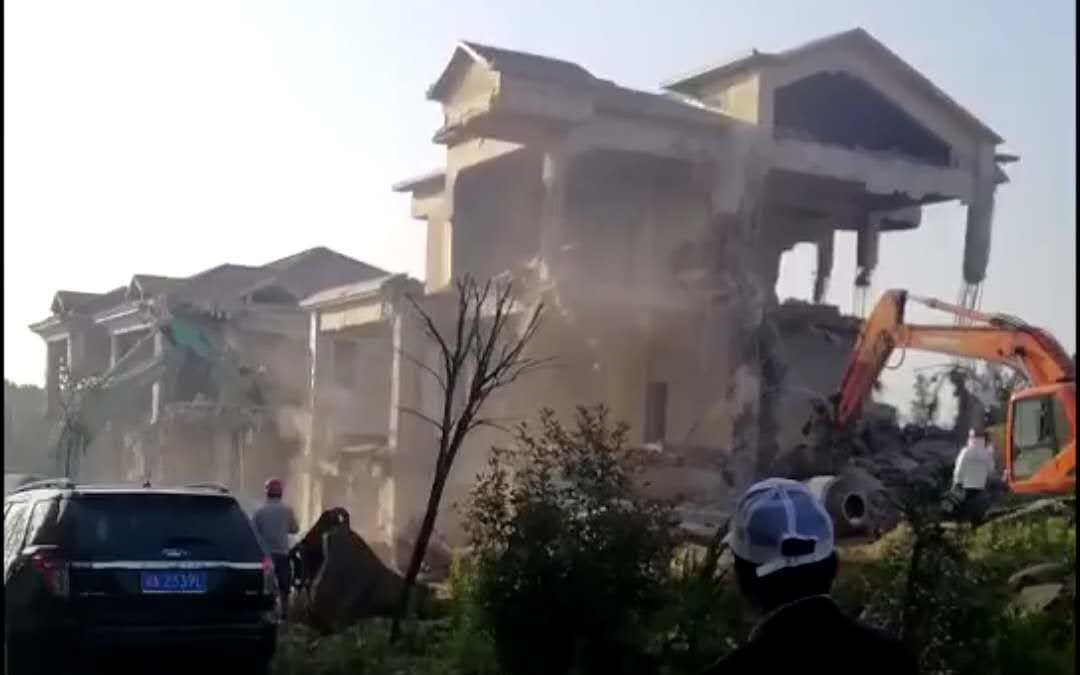 当地正在拆除违章建筑。新京报记者 马新斌 摄