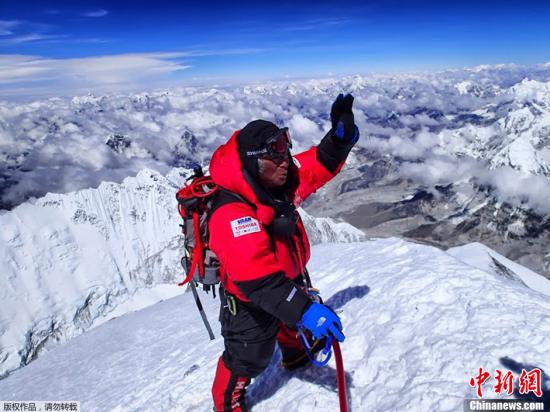 资料图:图为登山者登上珠峰的场景。
