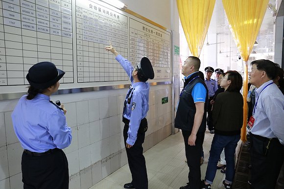 特写上海新收犯监狱服刑者不要带女儿来看我