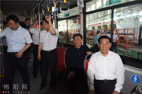 2019年5月23日，南阳市委书记张文深（右一）乘坐氢能源样品公交车 南阳网 图