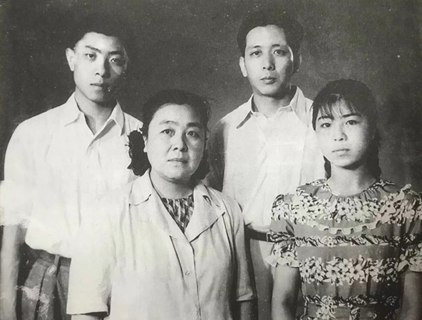 1953年的全家合影。前排丁玲、蒋祖慧，后排蒋祖林、陈明。