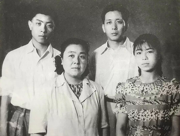 丁玲丈夫:著名作家丁玲丈夫陈明逝世 享年102岁 1953年的全家合影。前排丁玲、蒋祖慧,后排蒋祖林、陈明。