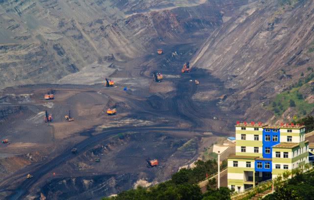 中国开采量最大的露天煤都,开采至今百年历史,如今成旅游圣地