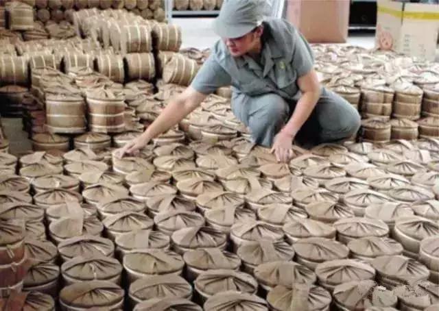 其次,紧压茶经蒸压以后,茶体较散茶紧实,占据空间小,方便大量储藏.