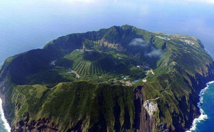 日本东京管辖下的小岛,居民住在活火山口,只有200人却修机场