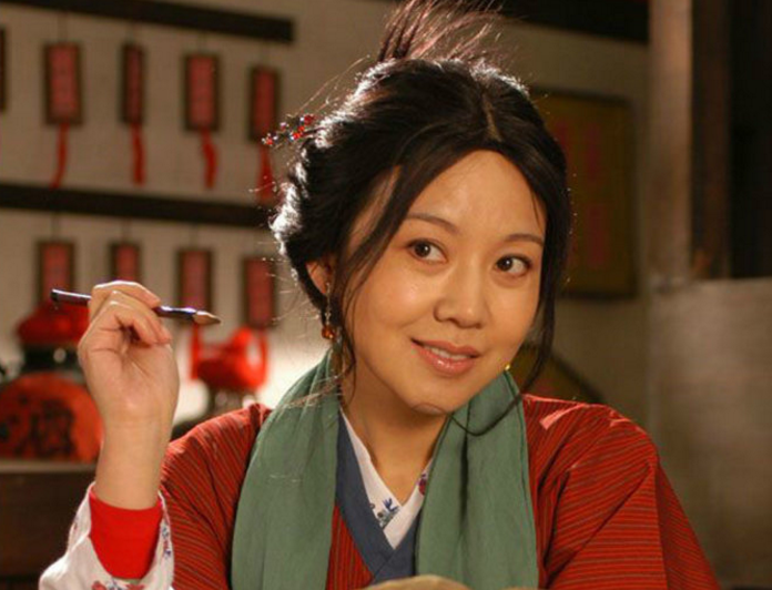 佟丽娅代言《武林外传》手游,路人拍照曝光新造型,不像佟湘玉