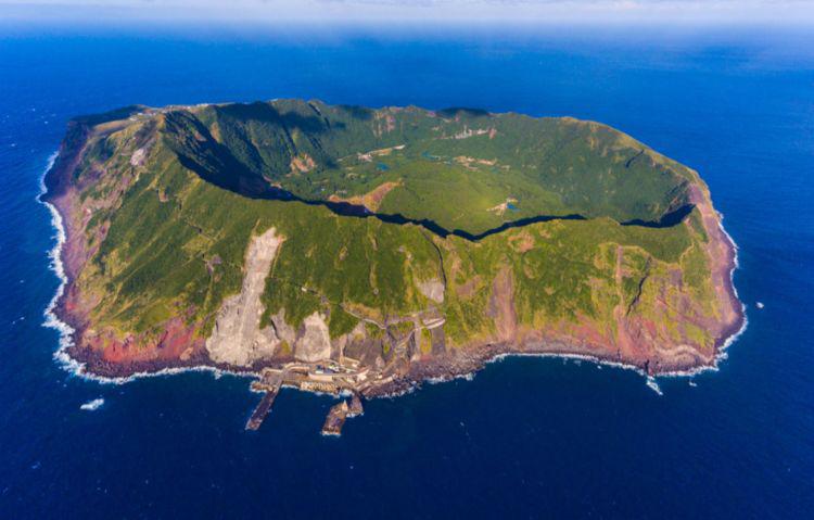 日本东京管辖下的小岛,居民住在活火山口,只有200人却修机场