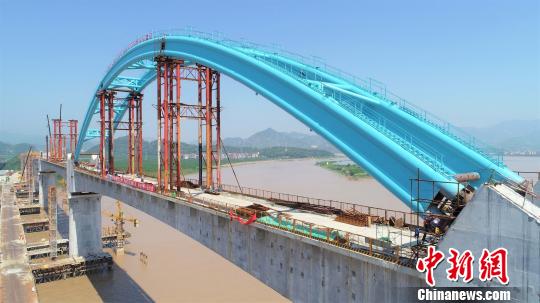 中国单线铁路最大跨度钢管拱桥合龙