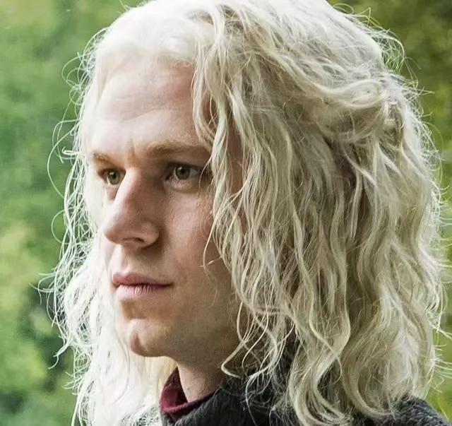 然而雷加王子策马跑过自己的妻子伊莉亚·马泰尔,将代表爱与美的王后