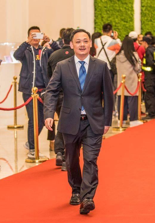 45岁的他两夺奥运金牌,已官职副厅级,妻子是空姐,身体依然强壮|占旭刚