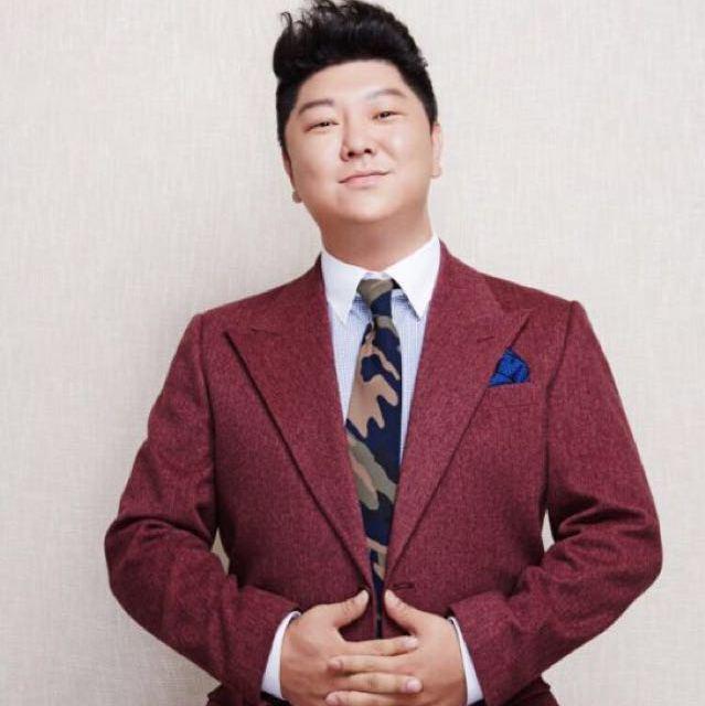 酒吧出来,刘天佐穿着红色的t恤,在人群中很是显眼,身边有几位男性朋友