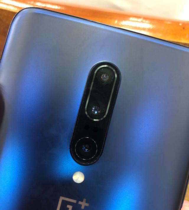 一加7pro刚开售就翻车,镜头进灰屏幕漏液,用户开始质疑品控!