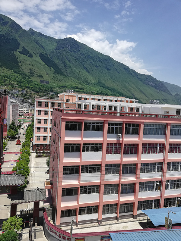 "屏幕"培养"学霸":一个深度贫困县高中的逆袭