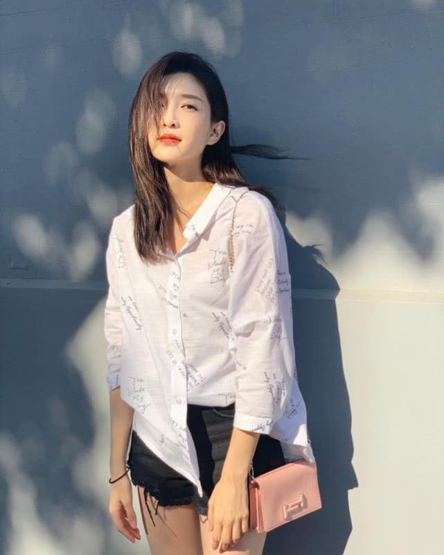 身穿白衬衫的江疏影晒出游客照,气质这一块被拿捏的稳稳的!