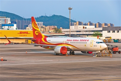 4月10日，停飞的海南航空波音737MAX飞机封存在深圳宝安国际机场停机坪上。资料图片/视觉中国