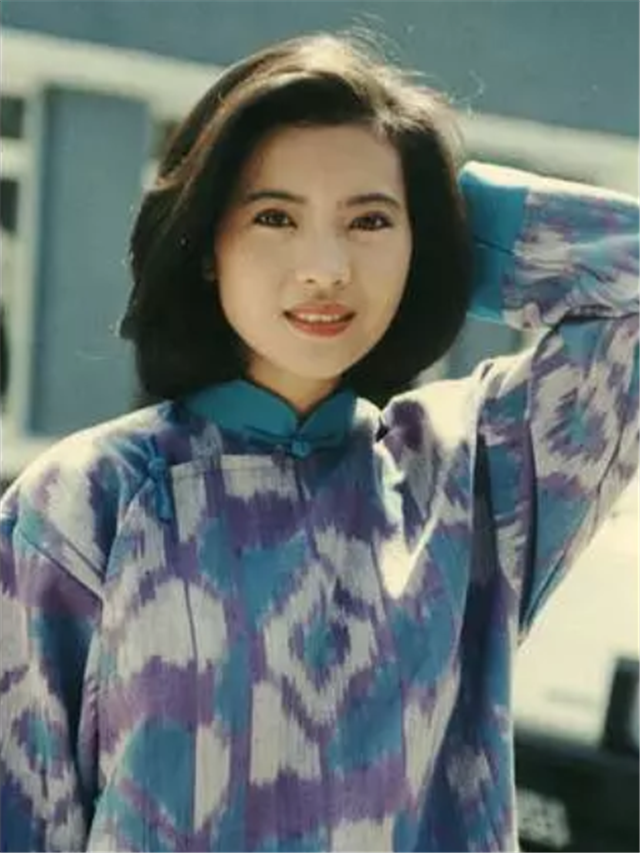 郑君绵是香港老牌演员,在话剧,播音都有很大建树,曾经还是《欢乐今宵