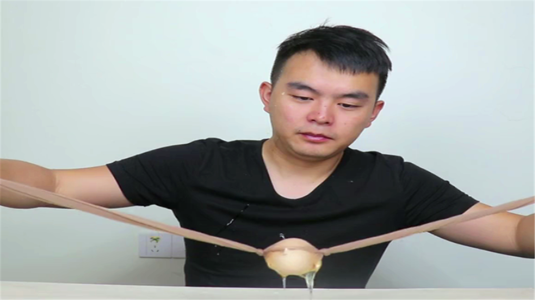 小伙子把鸡蛋摇匀后煮熟剥开竟是黄金蛋口感很像鸡蛋羹
