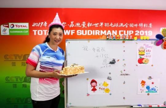 在央视体育的解说席上,出现了两位熟悉的身影张宁和蔡赟.