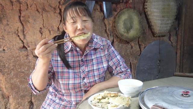 农村小英子:幺妈栽红苕藤回来,用剩的冷饭煎锅巴,吃起来嘎嘣脆