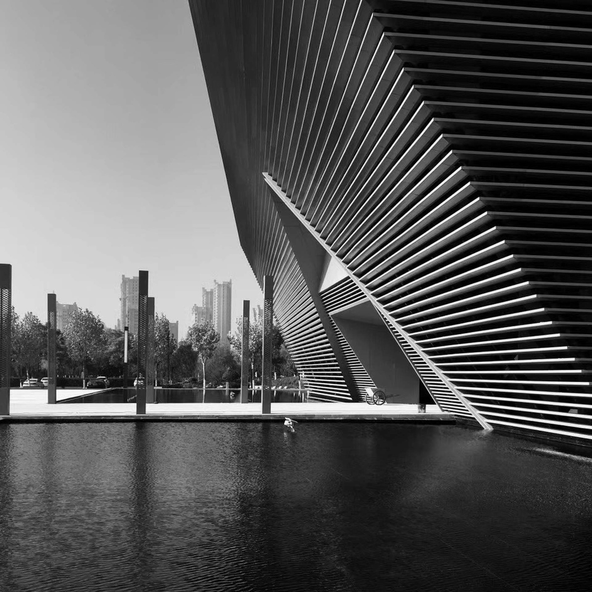 正文  建筑体量呈现明显的雕塑感,建筑形体是在不影响内部空间使用的