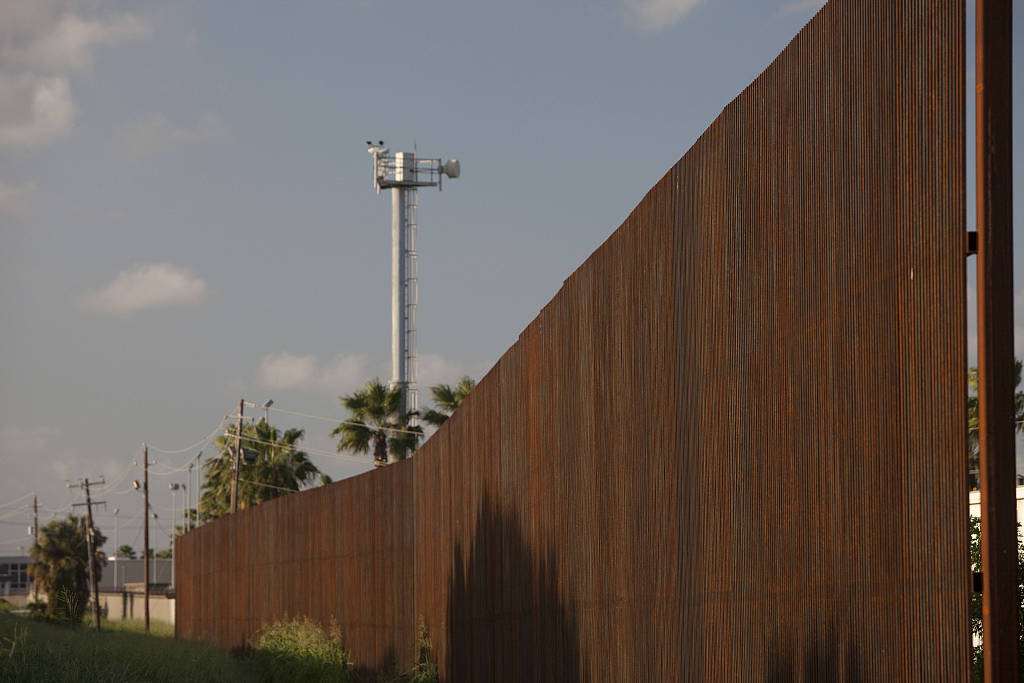 美国德克萨斯州南部修建的美墨边境墙。图源：视觉中国