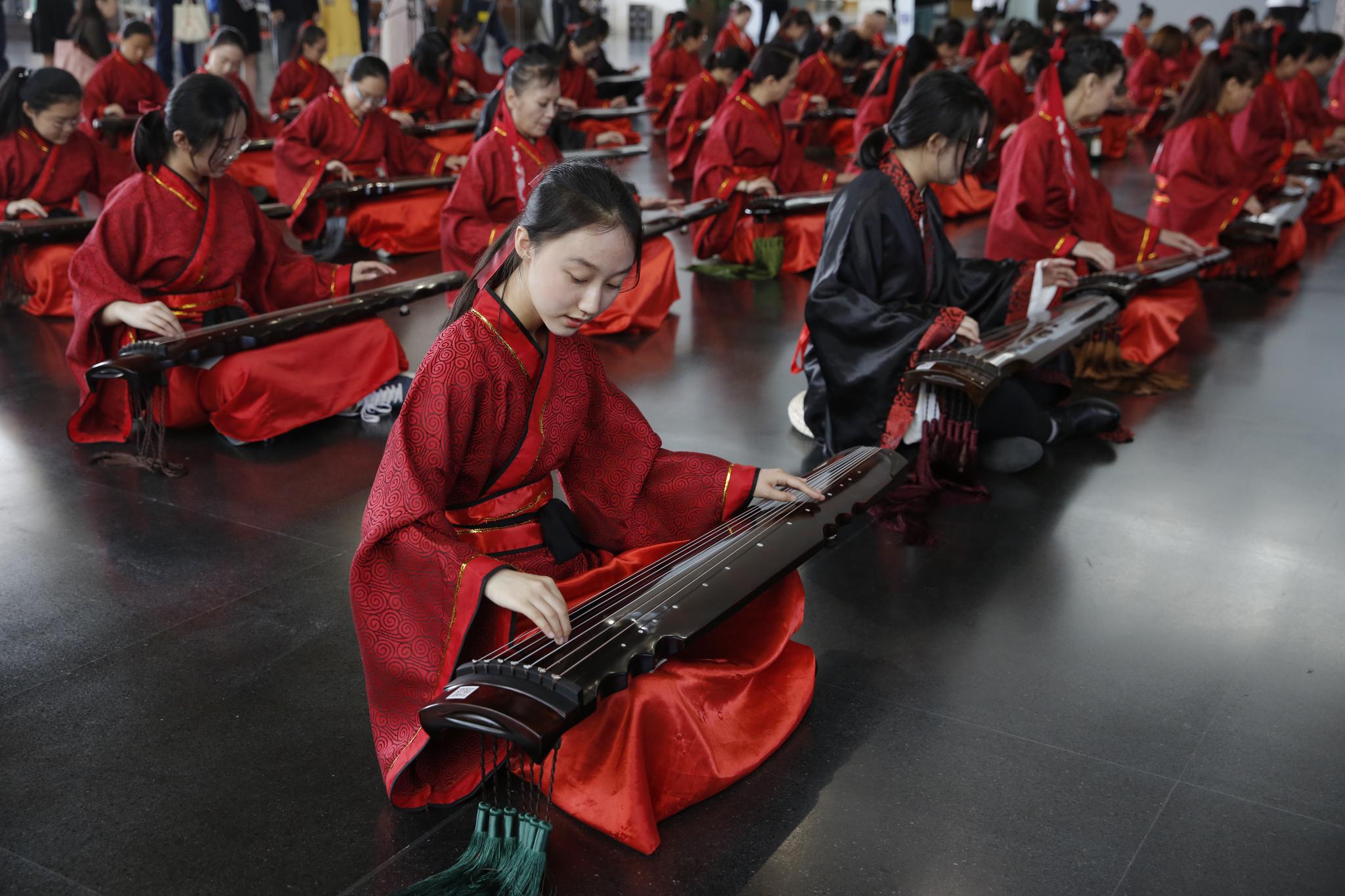 70位琴者同奏华夏正音中国古琴文化展园博馆开幕