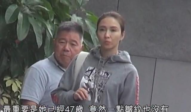 黎姿一家五口罕见同框，富商老公马廷强逛累了，利用自动拐杖休息|黎姿|马廷强|一家五口_新浪新闻