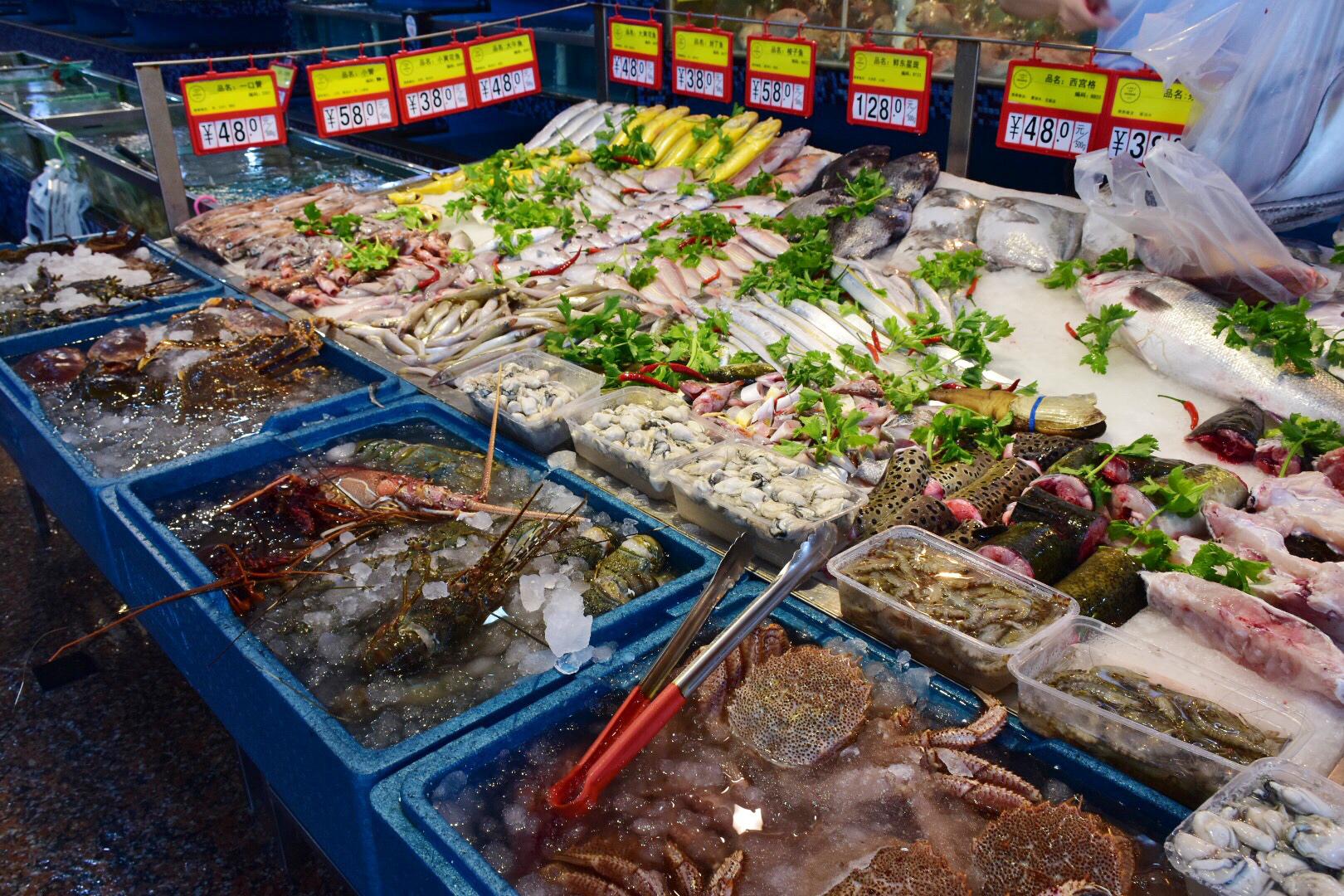 在超大海鲜批发市场吃平价海鲜是什么体验?来试试就知道了!