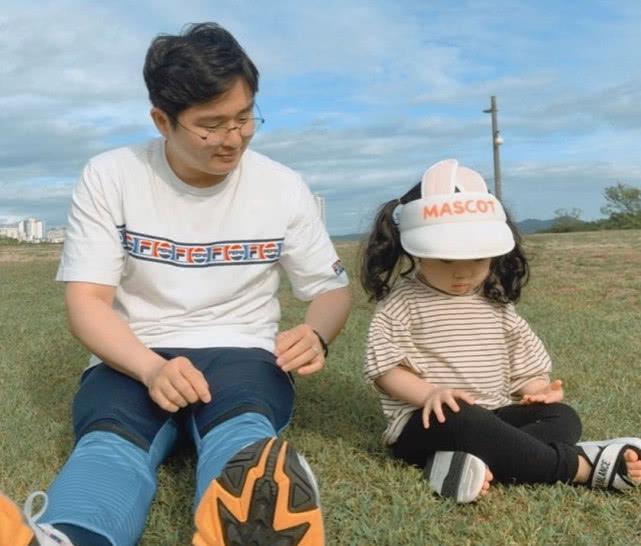 阿拉蕾与父母出游被拍,爸妈颜值成亮点,网友:基因太强大了