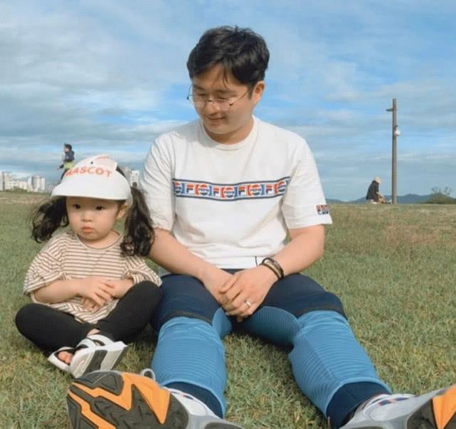 阿拉蕾与父母出游被拍,爸妈颜值成亮点,网友:基因太强大了