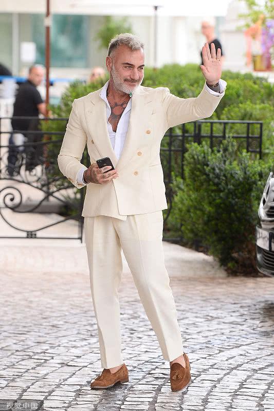 52岁大叔吉安·卢卡携女友亮相秀恩爱,女友身材火爆大长腿吸睛