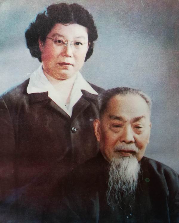 早年刘乃和(抗战后陈垣尝以廿万元购入全祖望墨迹,疑即合影所见者)我