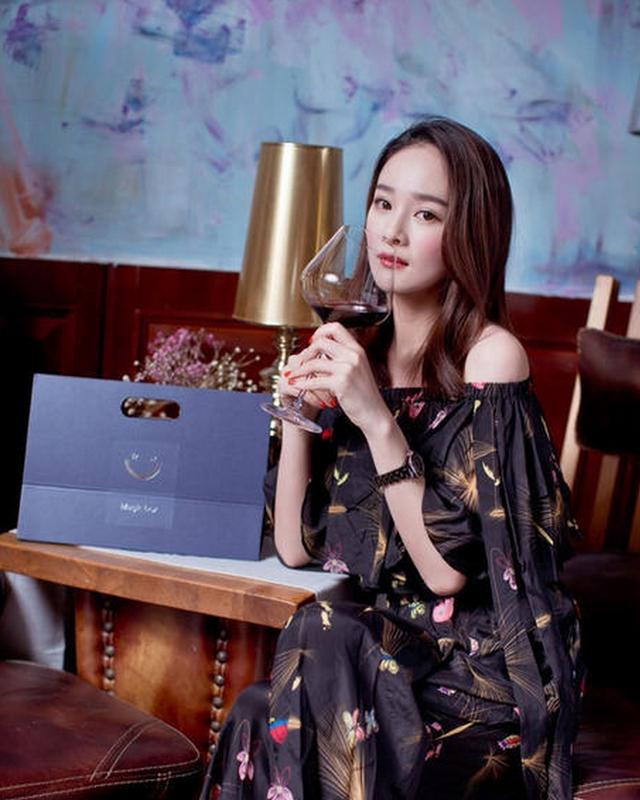 杨幂替身卓亨瑜相似度近99%曝出照片,网友称简直是一模一样